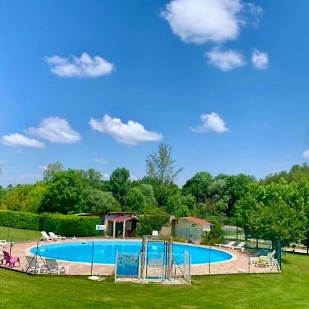 Camping Familial Paisible Avec Piscine, Mobil Home , Chalet, Studio & Emplacement Nue Casties-Labrande ภายนอก รูปภาพ