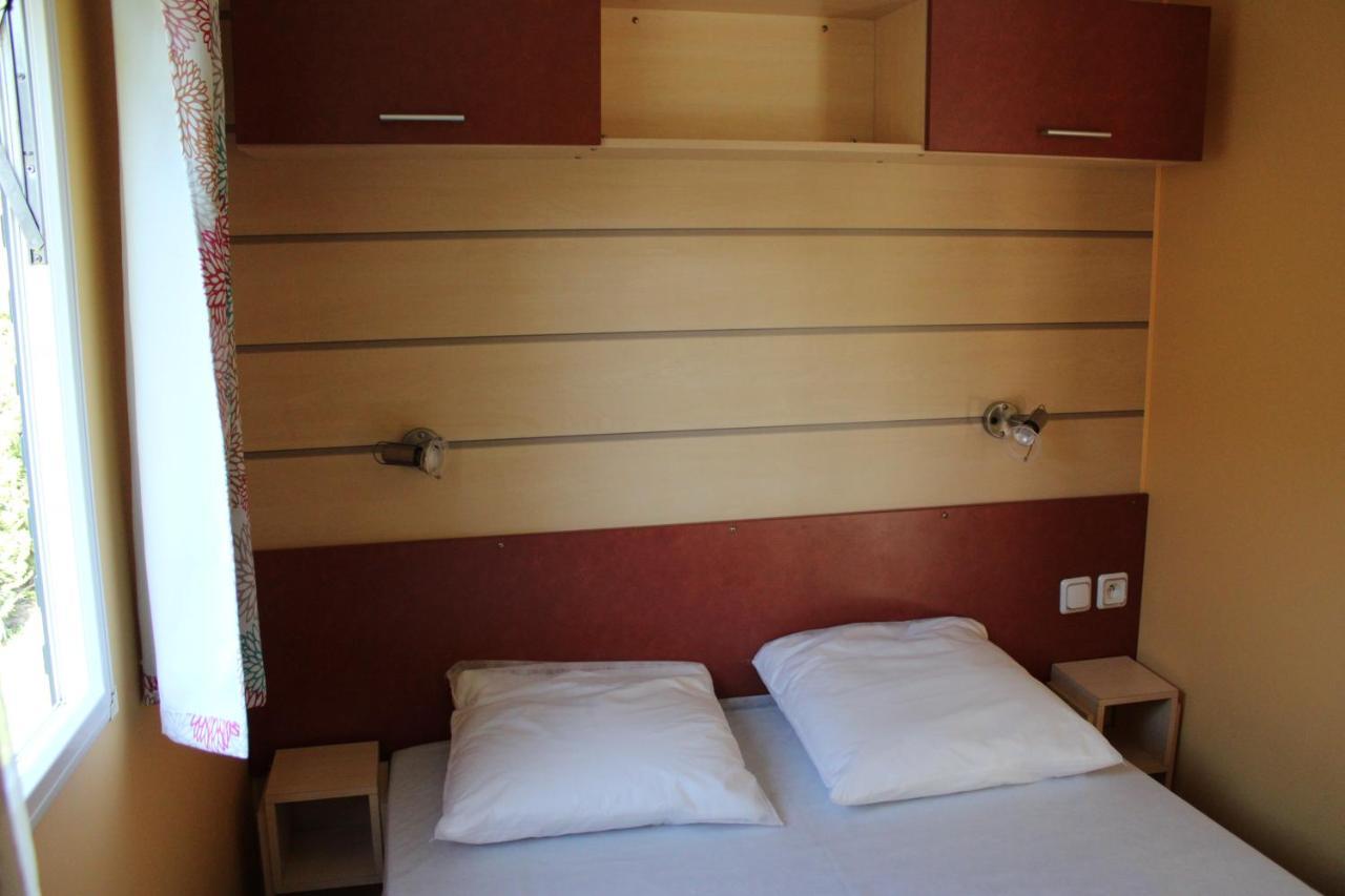 Camping Familial Paisible Avec Piscine, Mobil Home , Chalet, Studio & Emplacement Nue Casties-Labrande ภายนอก รูปภาพ