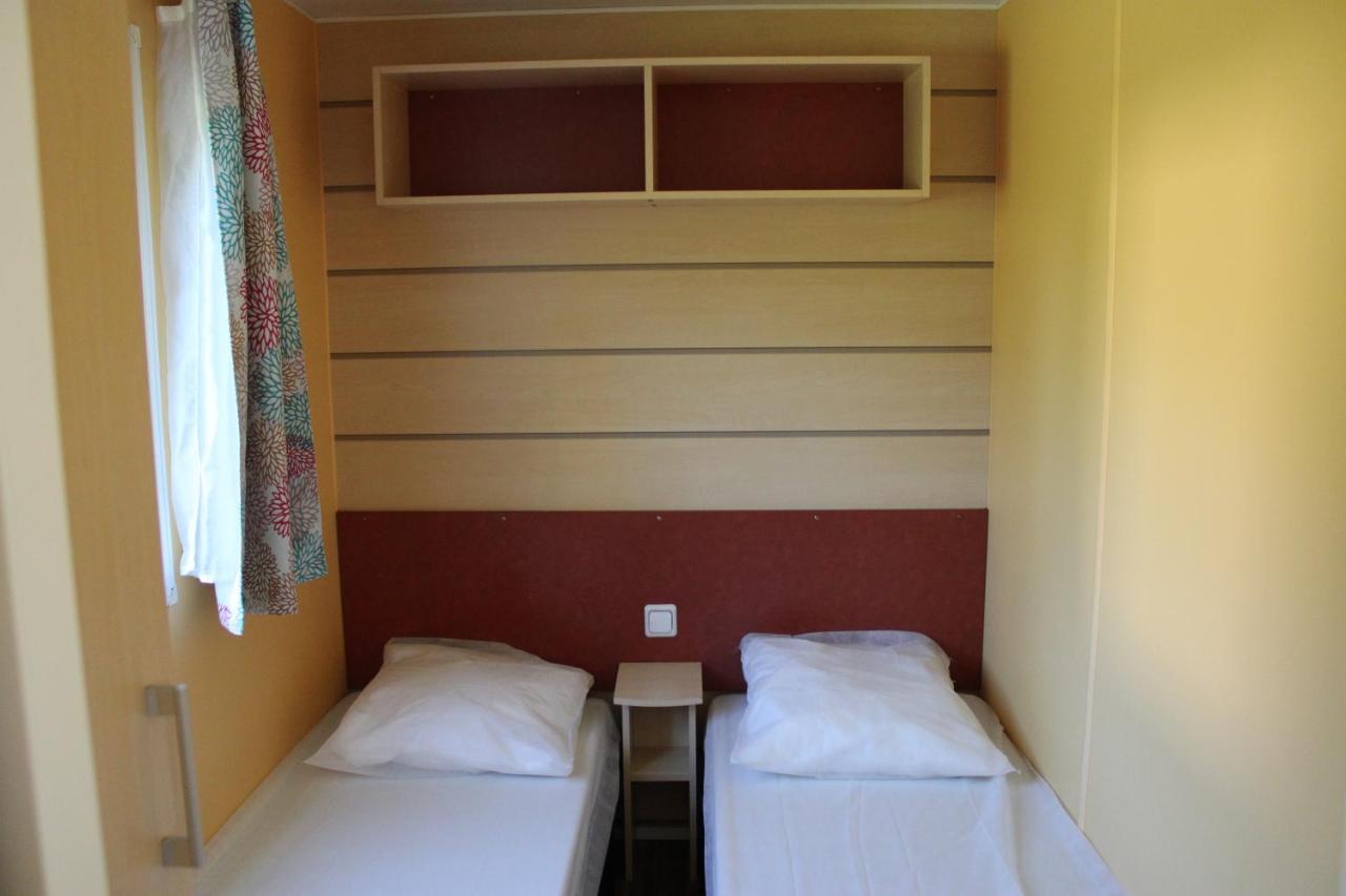 Camping Familial Paisible Avec Piscine, Mobil Home , Chalet, Studio & Emplacement Nue Casties-Labrande ภายนอก รูปภาพ