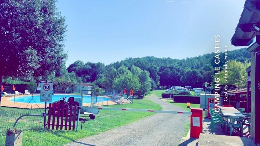 Camping Familial Paisible Avec Piscine, Mobil Home , Chalet, Studio & Emplacement Nue Casties-Labrande ภายนอก รูปภาพ