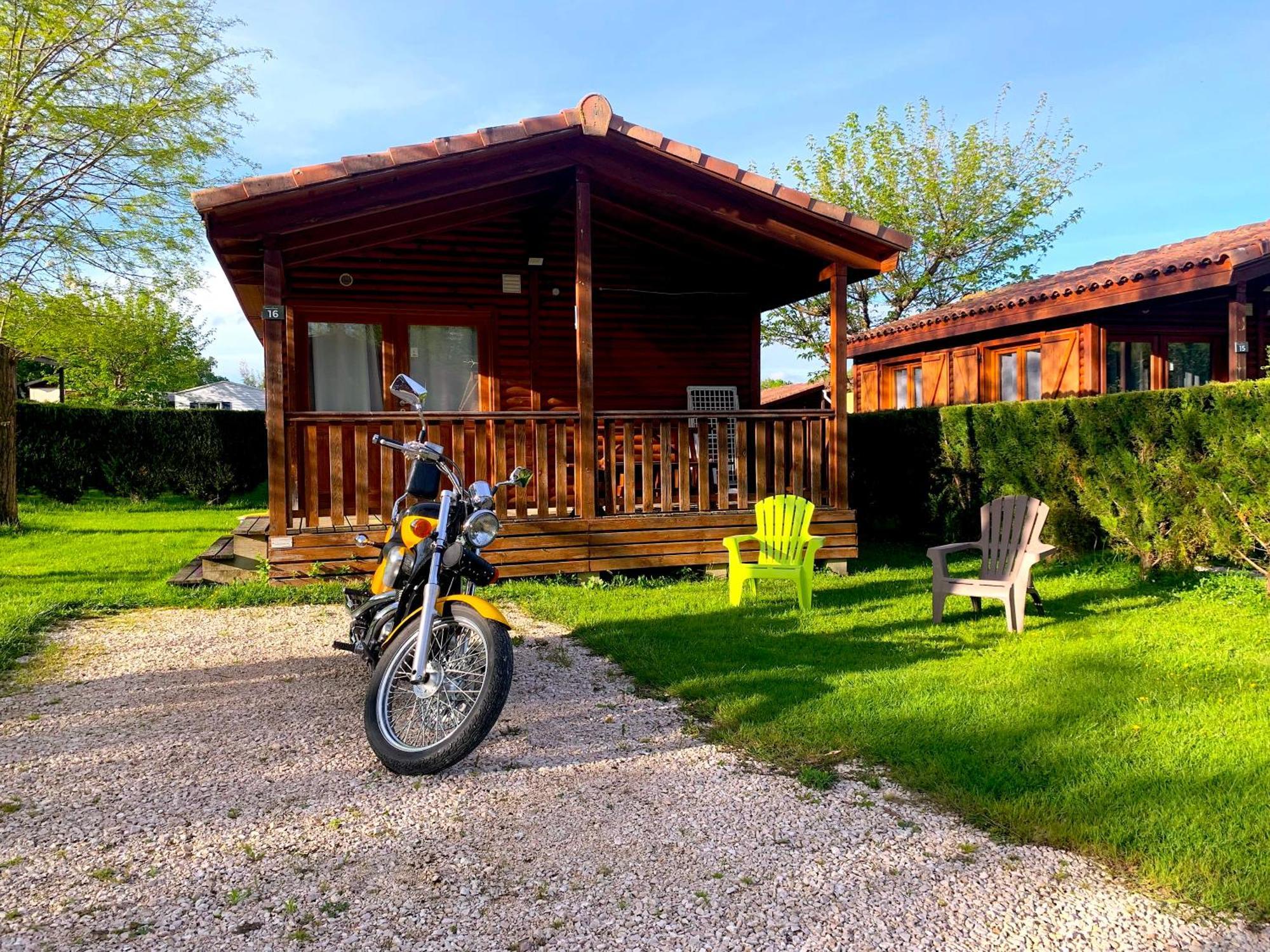 Camping Familial Paisible Avec Piscine, Mobil Home , Chalet, Studio & Emplacement Nue Casties-Labrande ภายนอก รูปภาพ