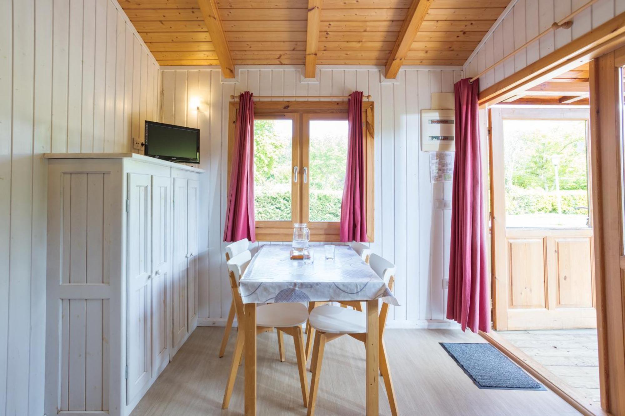 Camping Familial Paisible Avec Piscine, Mobil Home , Chalet, Studio & Emplacement Nue Casties-Labrande ภายนอก รูปภาพ