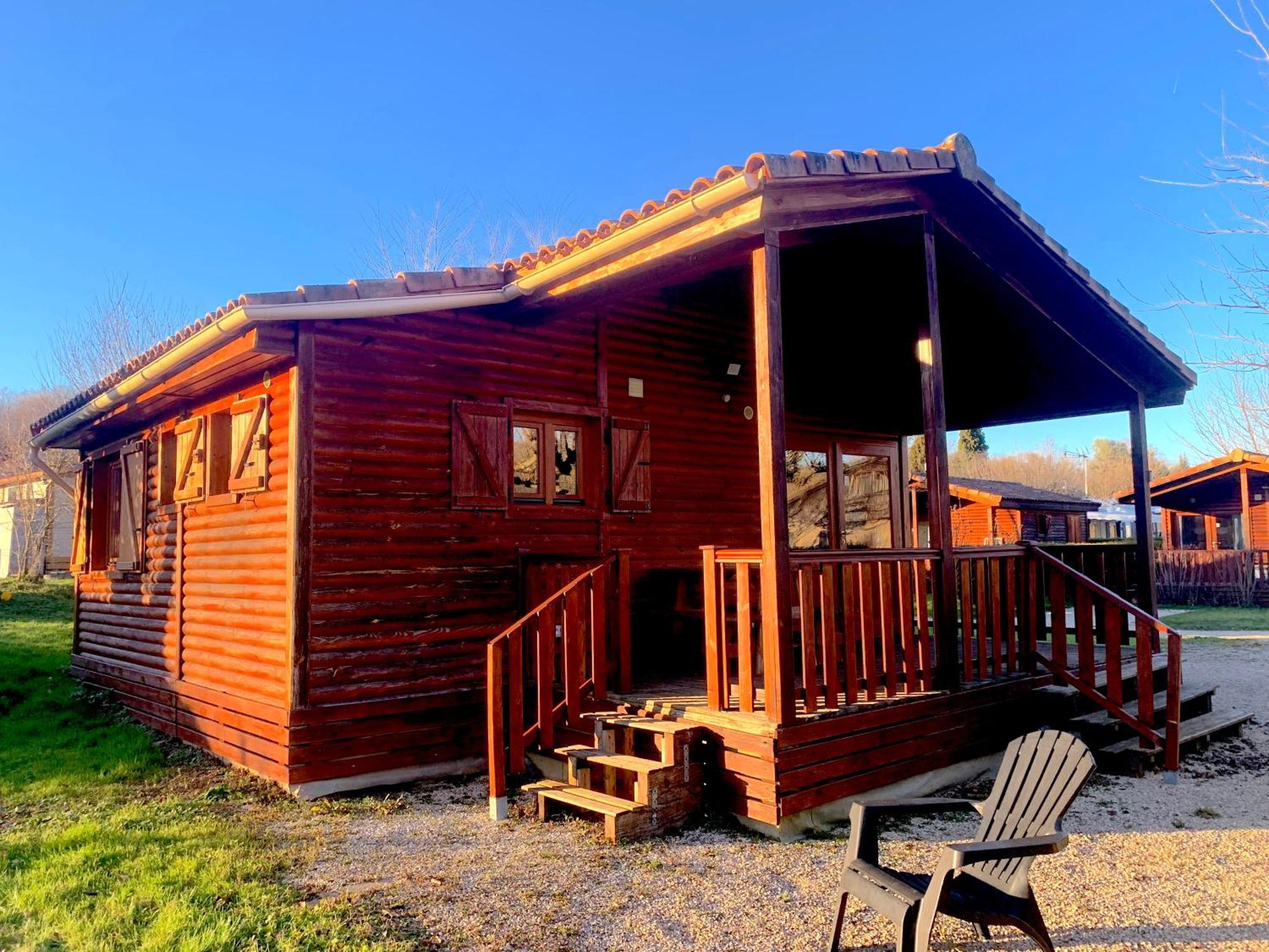 Camping Familial Paisible Avec Piscine, Mobil Home , Chalet, Studio & Emplacement Nue Casties-Labrande ภายนอก รูปภาพ