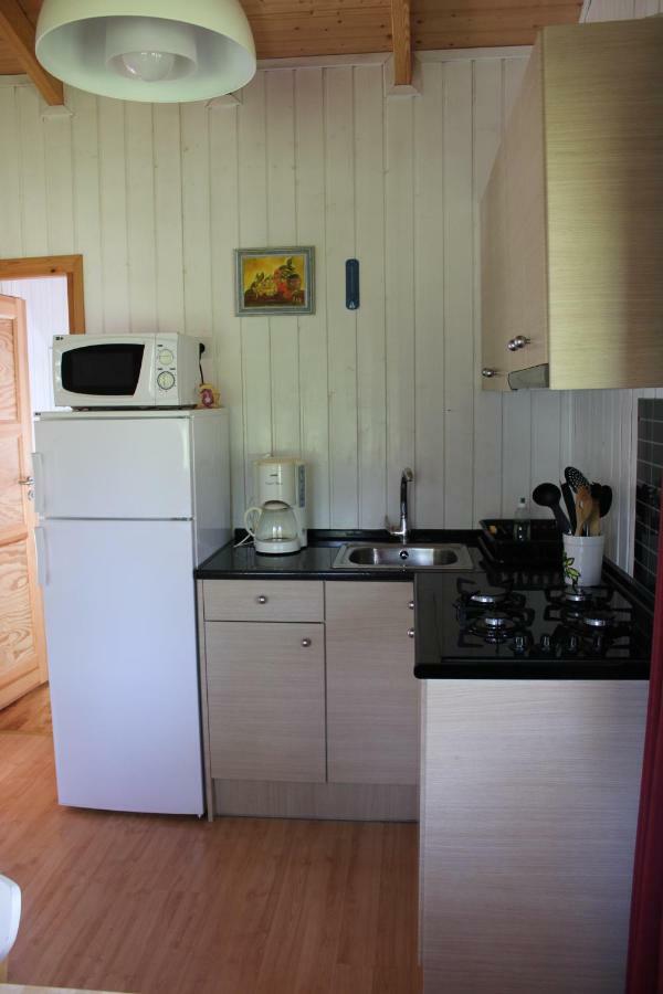 Camping Familial Paisible Avec Piscine, Mobil Home , Chalet, Studio & Emplacement Nue Casties-Labrande ภายนอก รูปภาพ