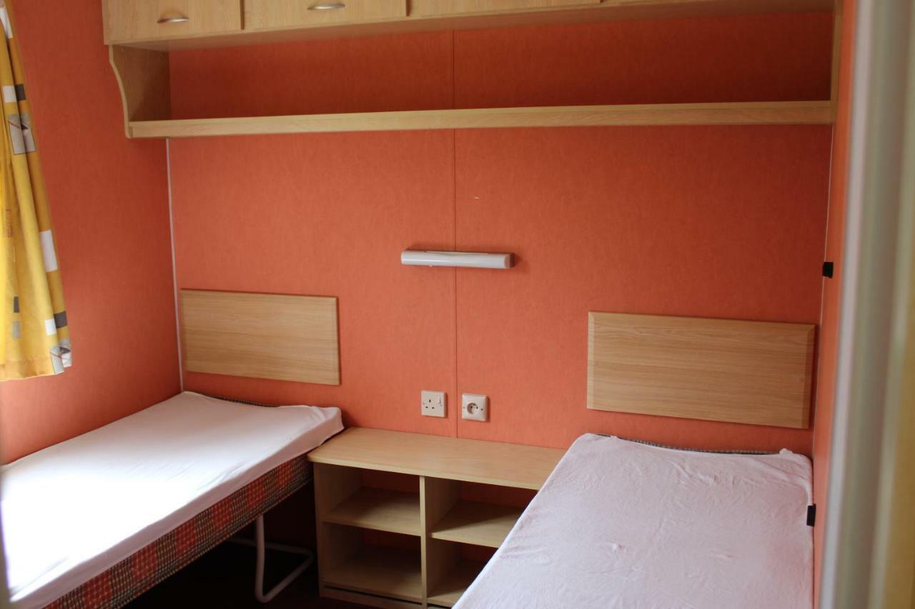 Camping Familial Paisible Avec Piscine, Mobil Home , Chalet, Studio & Emplacement Nue Casties-Labrande ภายนอก รูปภาพ