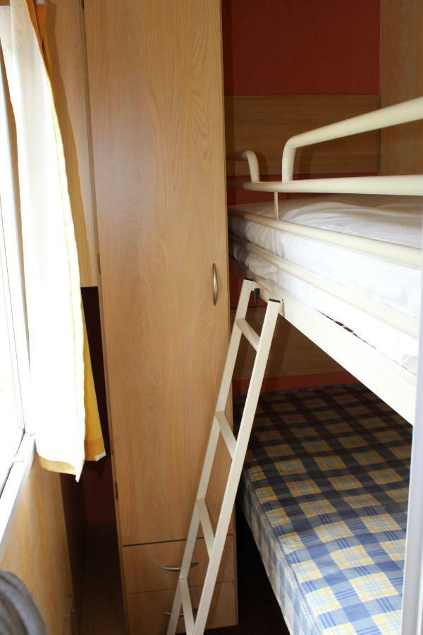 Camping Familial Paisible Avec Piscine, Mobil Home , Chalet, Studio & Emplacement Nue Casties-Labrande ภายนอก รูปภาพ